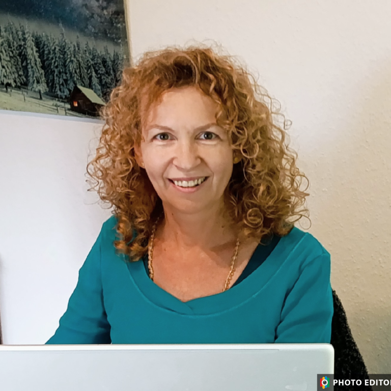 Anke Jahn Human Design Coach Foto von Anke Jahn am Laptop